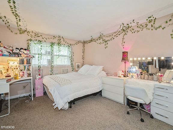 4th image of 212 Gladiolus St