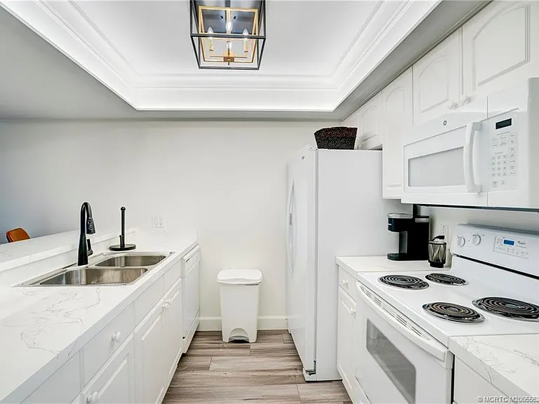 5601 NE Gulfstream Way — Photo 18
