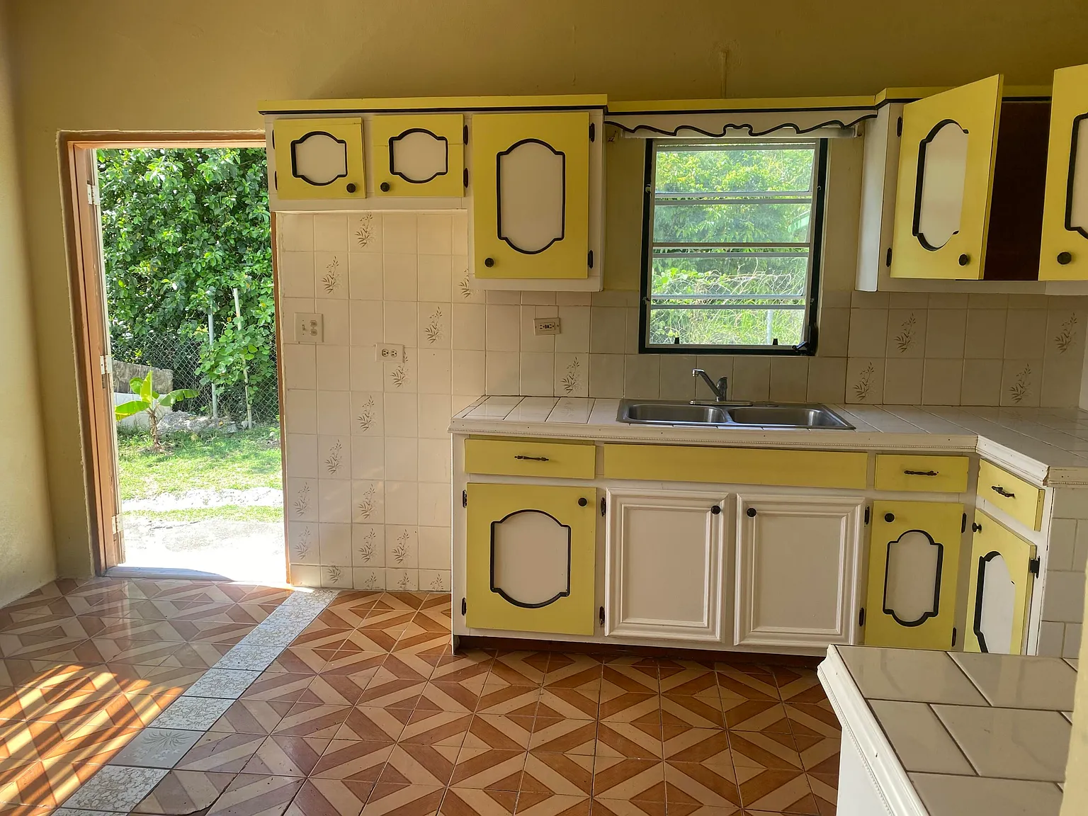 3 bed, 1300 sqft, $1,500 — Photo 2