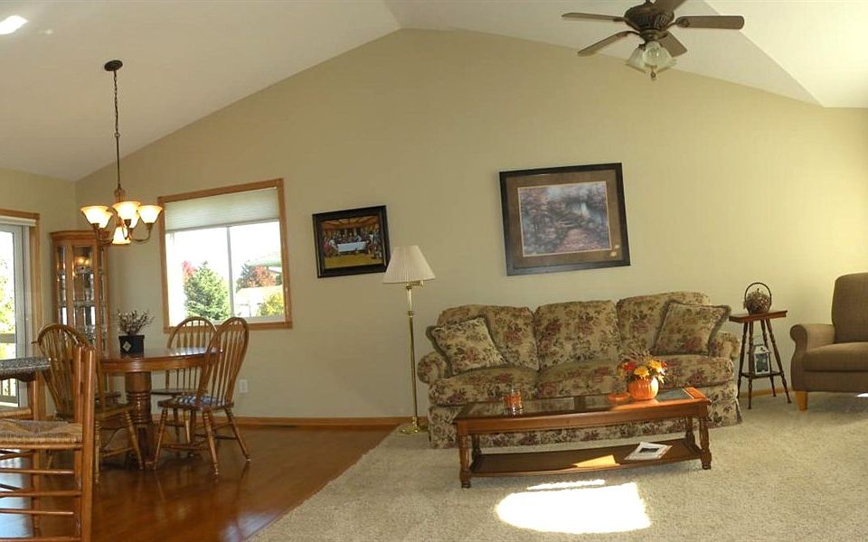 2nd image of 211 Summerset Ln SE