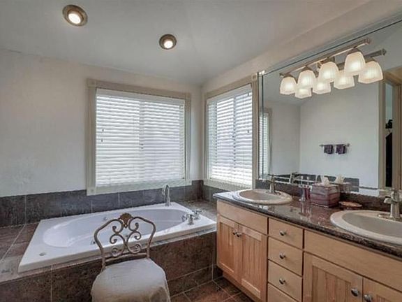 3rd image of 932 Moraga Ct