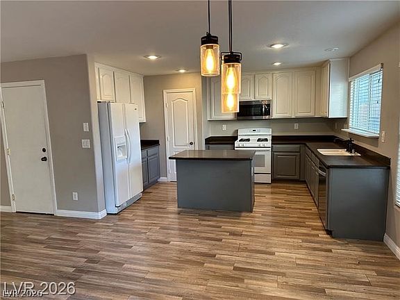5th image of 164 Gilliflower Ave