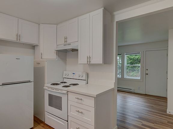 3rd image of 966 Yvonne Ave #1