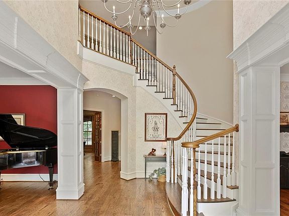 4th image of 706 Stratford Ln