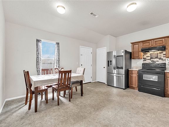 5th image of 2545 Wyandotte Ave