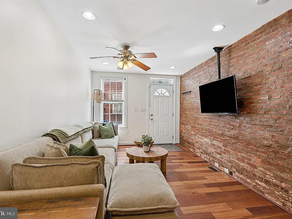 2 bed, 2.5 bath, 1350 sqft, $2,449 — Photo 3