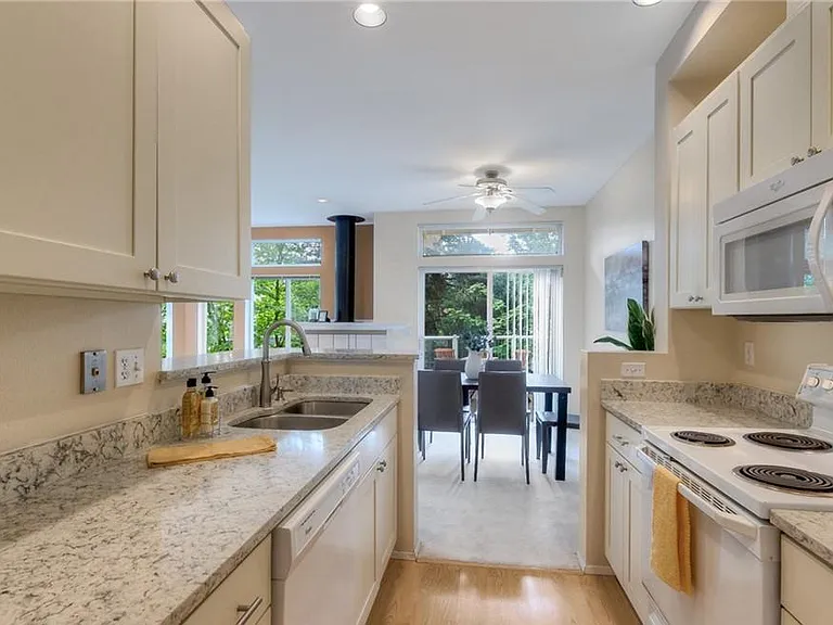 12431 NE 7th Pl — Photo 9