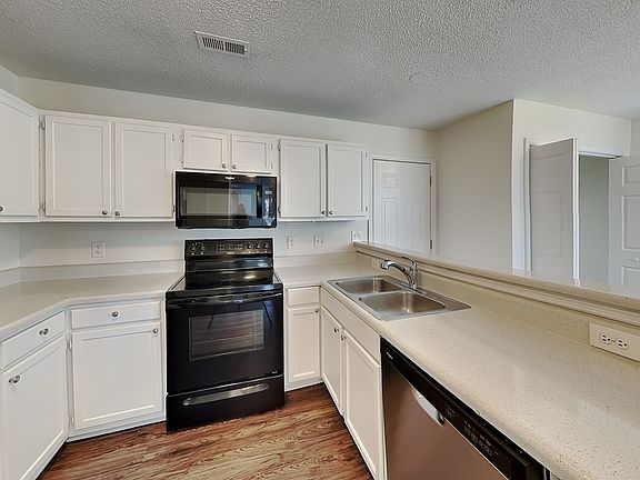3rd image of 1020 Ridgefield Cir