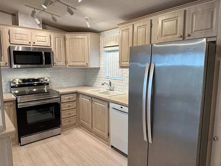 547 Lake Dr — Photo 1