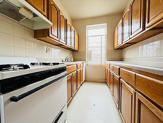 2nd image of 901 Saint Johns Pl APT 3D