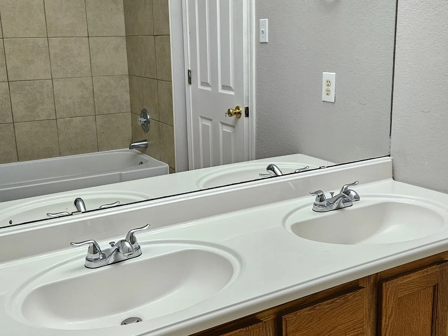 X - Tobermory Drive 17237 -- Kat - 1 — Photo 2