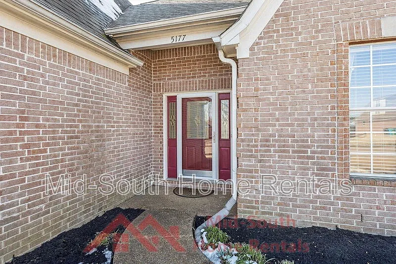 5 bed, 3.0 bath, 2305 sqft, $2,495 — Photo 2