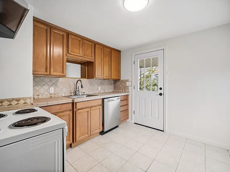 2403 W Everett Ave — Photo 3
