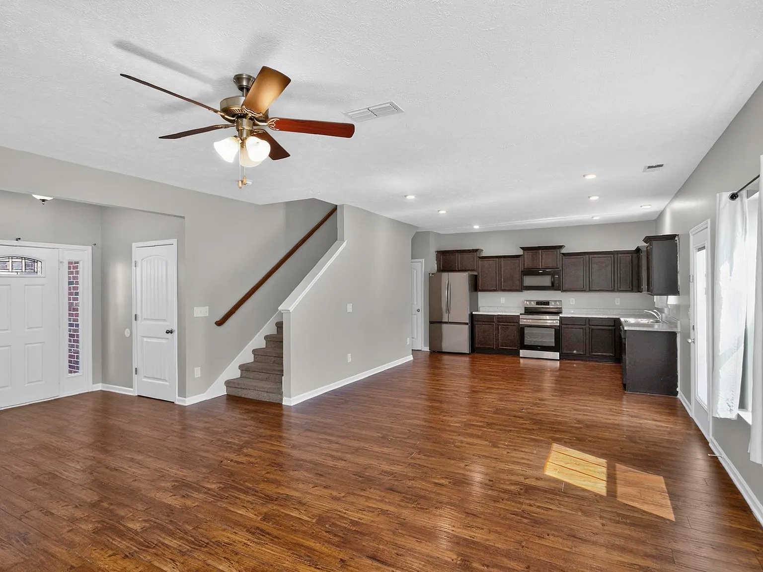 3 bed, 2.5 bath, 2340 sqft, $2,500 — Photo 3