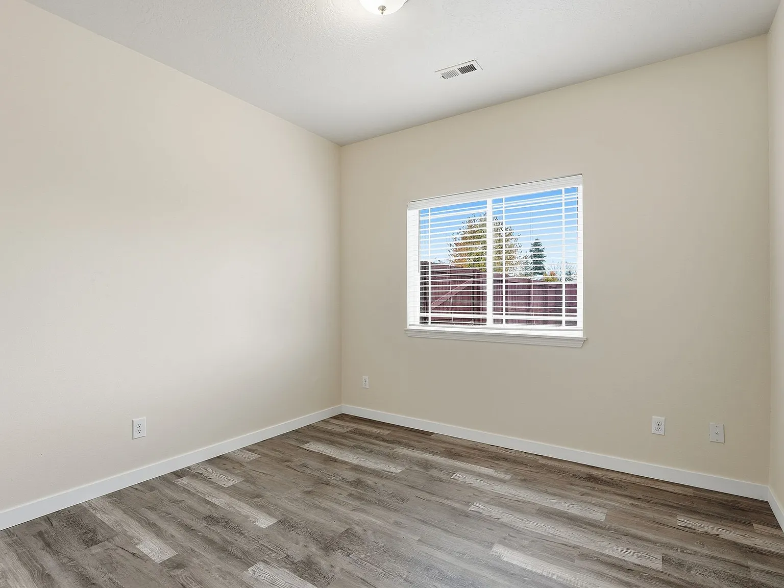 5 bed, 3489 sqft, $850 — Photo 2