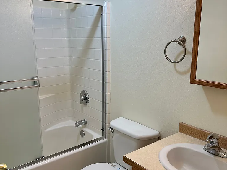 435 NE Clay Ave — Photo 12