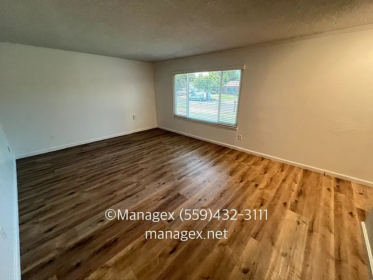 1246 W Dyer Ave — Photo 2