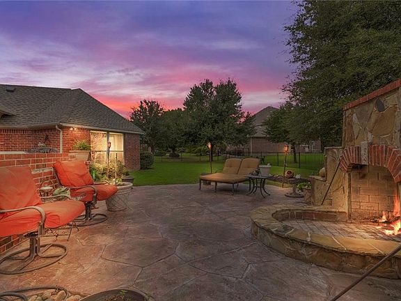 3rd image of 311 Comanche Dr