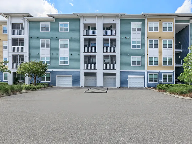 Sola South Lux Apartments — Photo 38