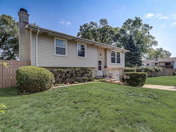2nd image of 6 Oakwood Dr