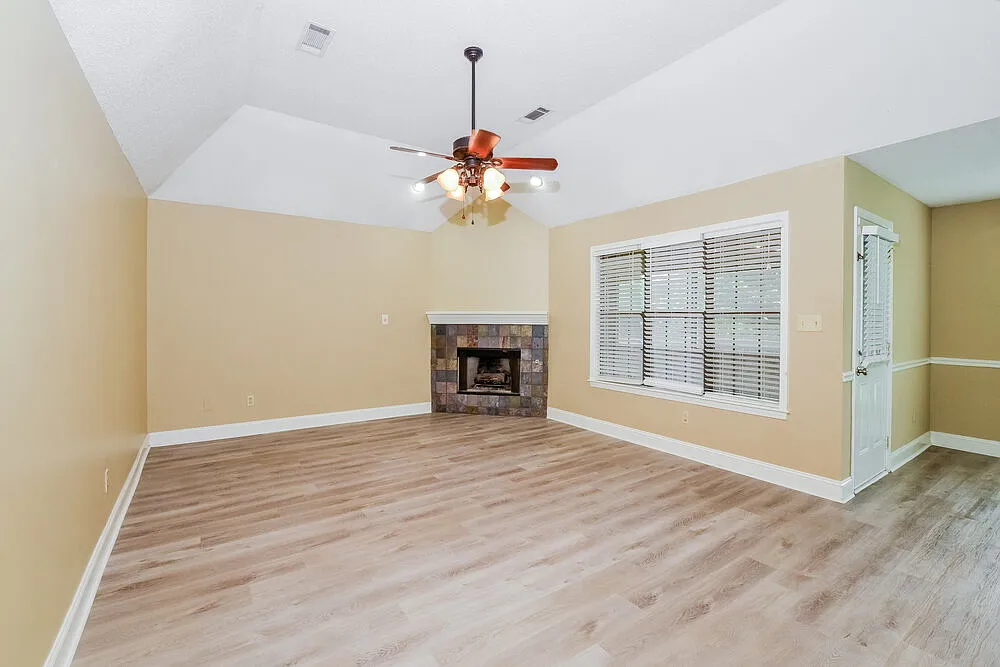 3 bed, 2.0 bath, 1477 sqft, $1,825 — Photo 3