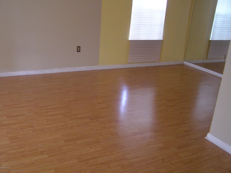 2nd image of 1411 Manor Dr NE #1411