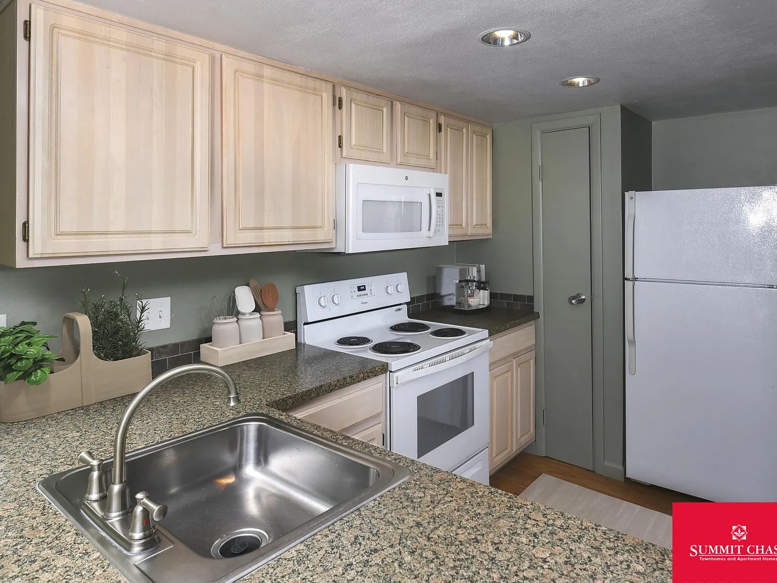 Summit Chase Townhomes and Apartment Homes — Photo 3