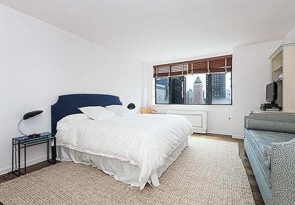 4th image of 30 W 61st St APT 30C