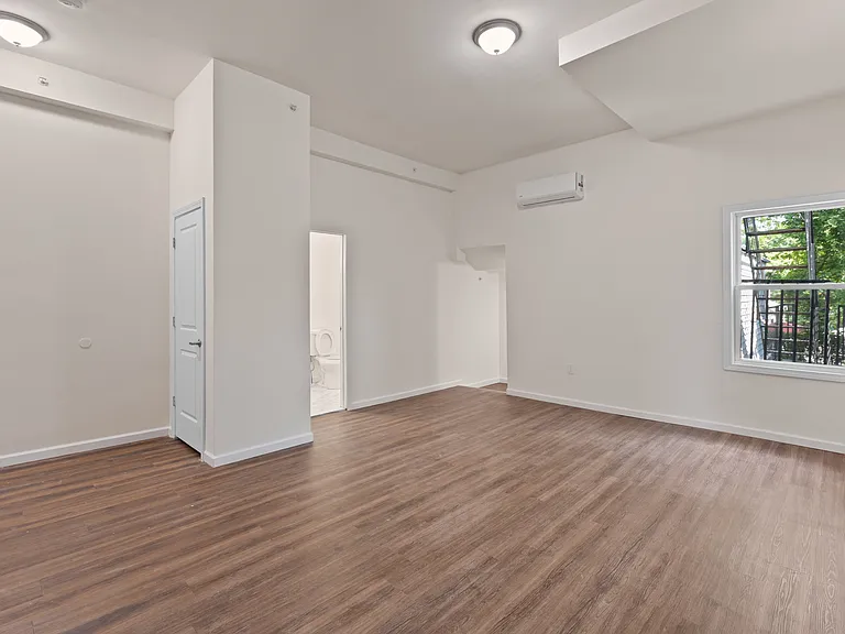 212 N Clinton Ave — Photo 8
