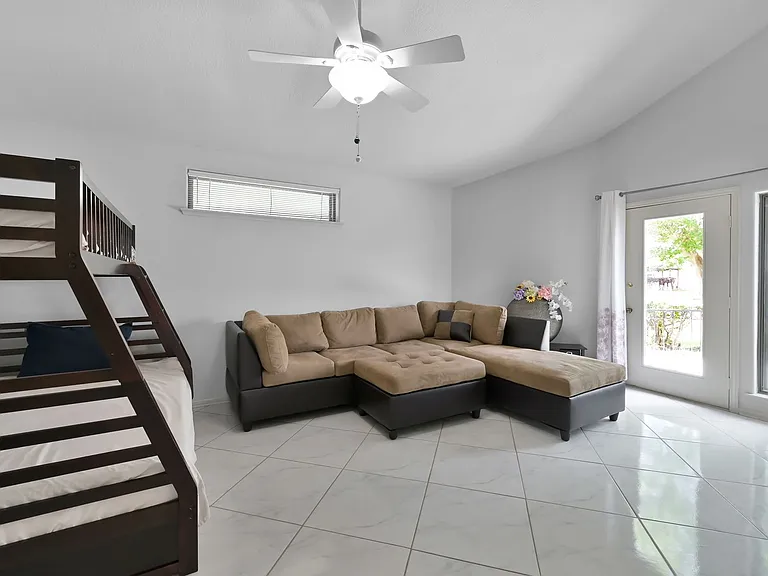 35 Lakeview Vlg — Photo 21