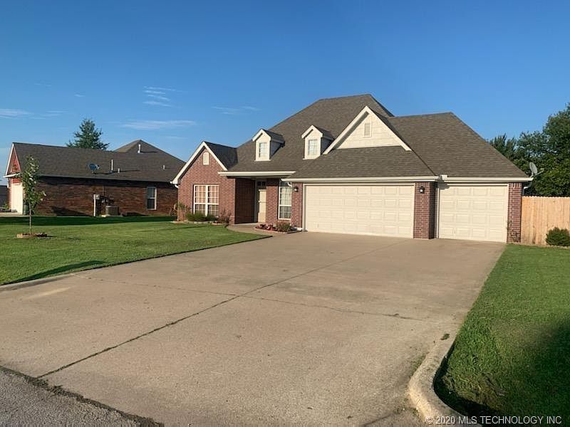 2nd image of 1121 S Hummingbird Cir