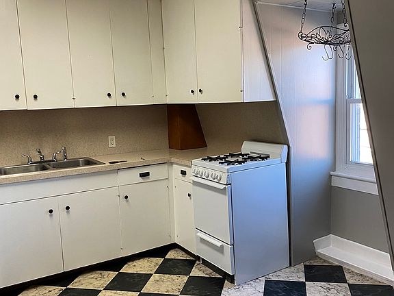 2nd image of 18 E Main St APT 3