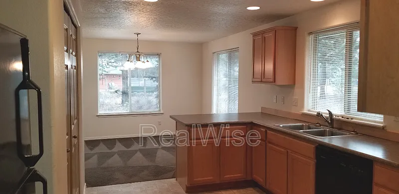 3 bed, 2.0 bath, 1742 sqft, $2,080 — Photo 2