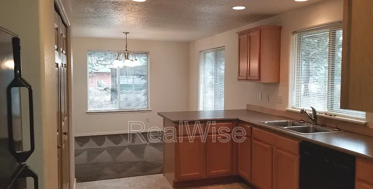 16139 Park Dr — Photo 2