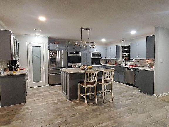 Large open kitchen - granite