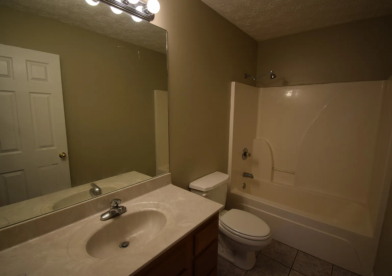 Showings Available - Great 3 Bedroom Apartment On Campus! — Photo 2