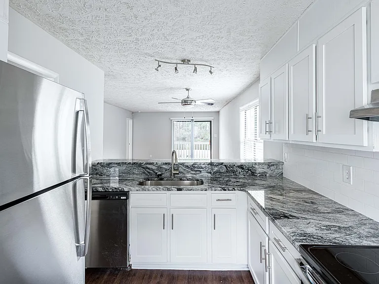 Lakehurst Apartments — Photo 7
