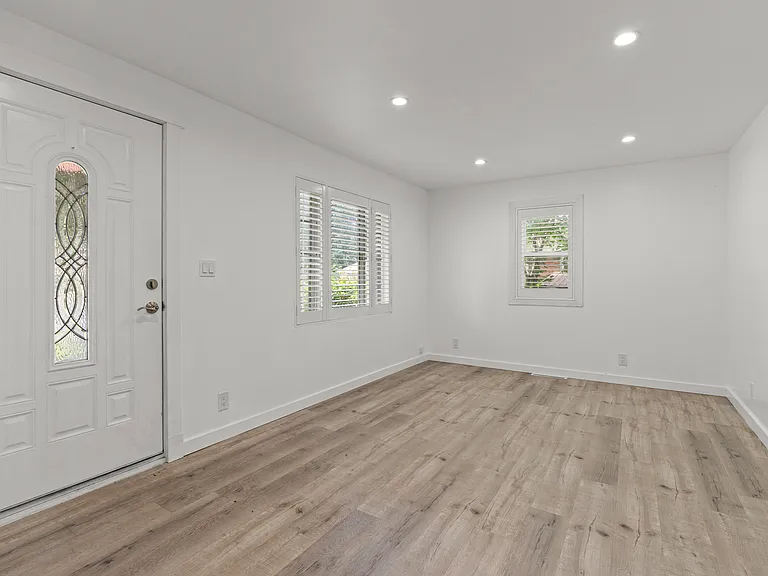 34622 Donnelly St — Photo 3