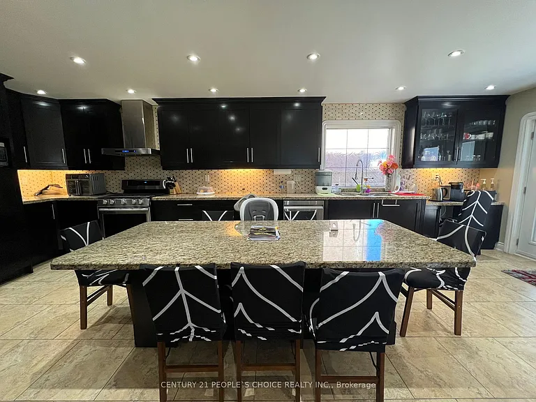 57 Fallstar Cres — Photo 4