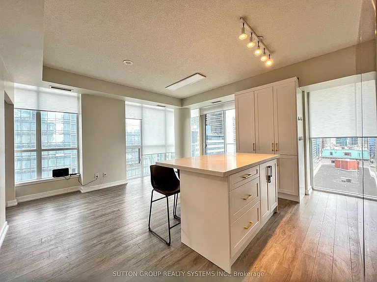 126 Simcoe St #1208 — Photo 3