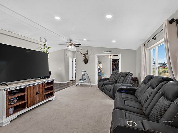 3rd image of 406 Brent Ln