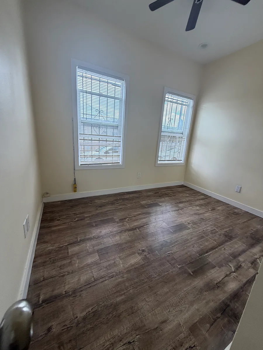 Building Photo - 600 W 87th St #1/2