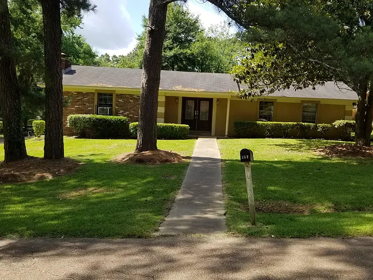 211 Cherry Hill Dr — Photo 1