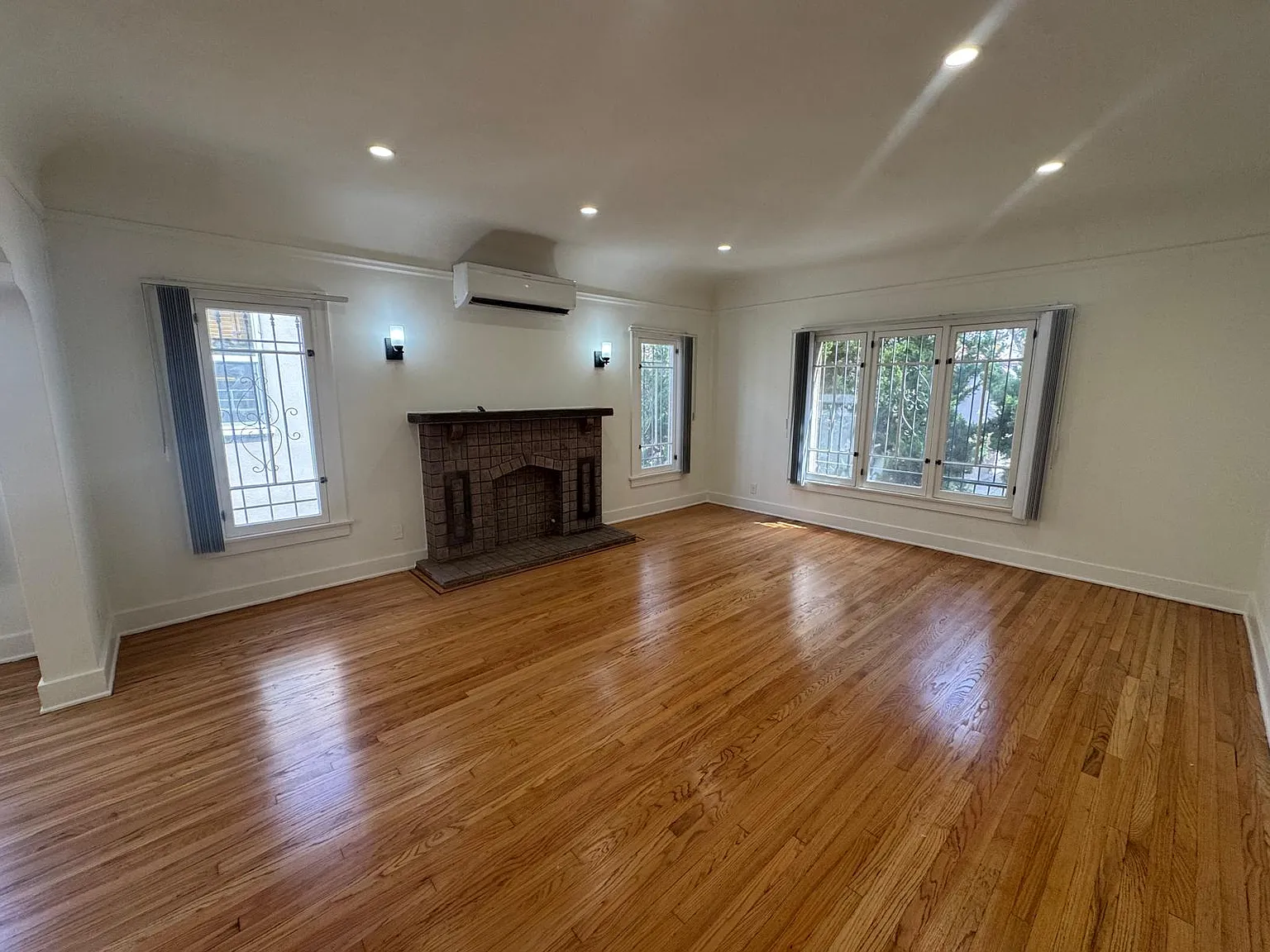 2 bed, 1200 sqft, $3,900 — Photo 2