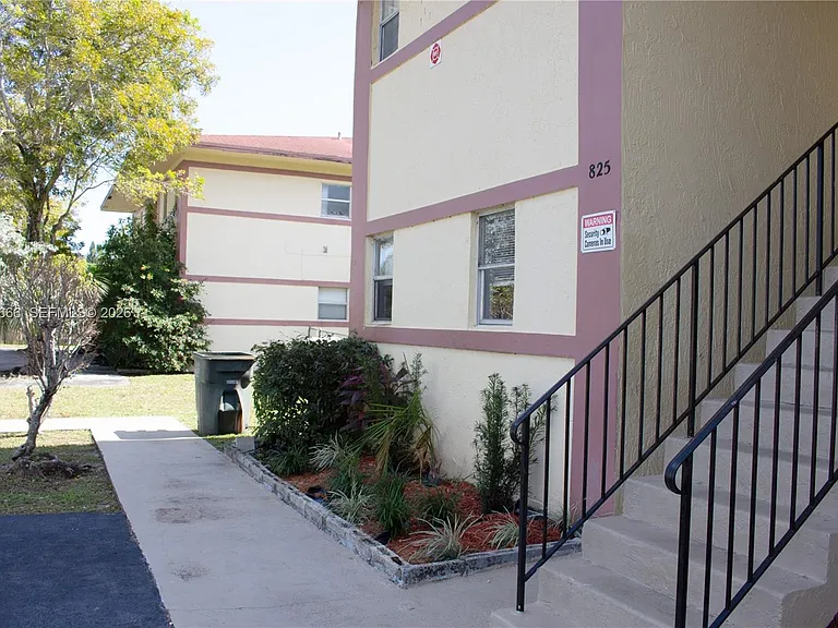 825 SW 10th St #A — Photo 8