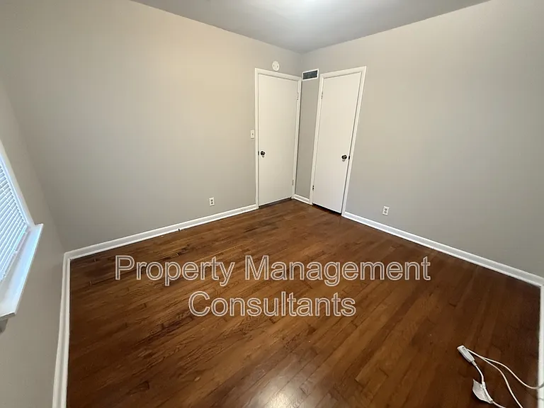 939 N Royal Ave — Photo 11