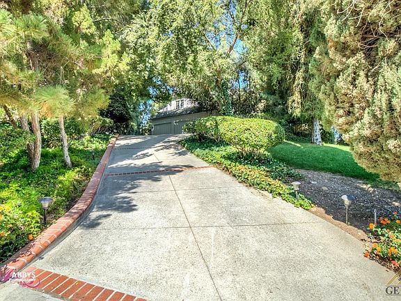 3rd image of 3964 Claremont Dr