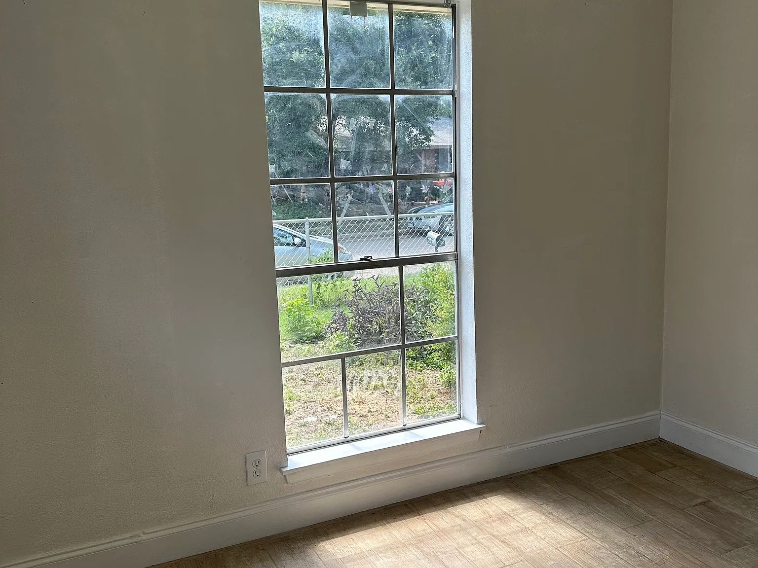 3 bed, 1.5 bath, 1355 sqft, $1,300 — Photo 3