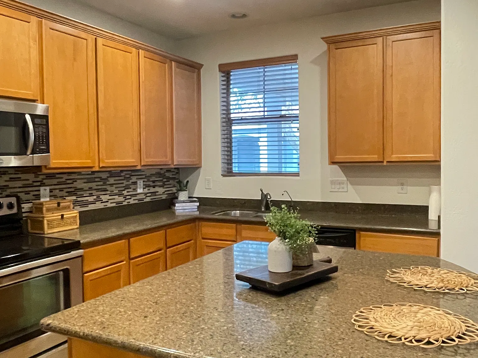 3 bed, 2.5 bath, 1684 sqft, $2,150 — Photo 3