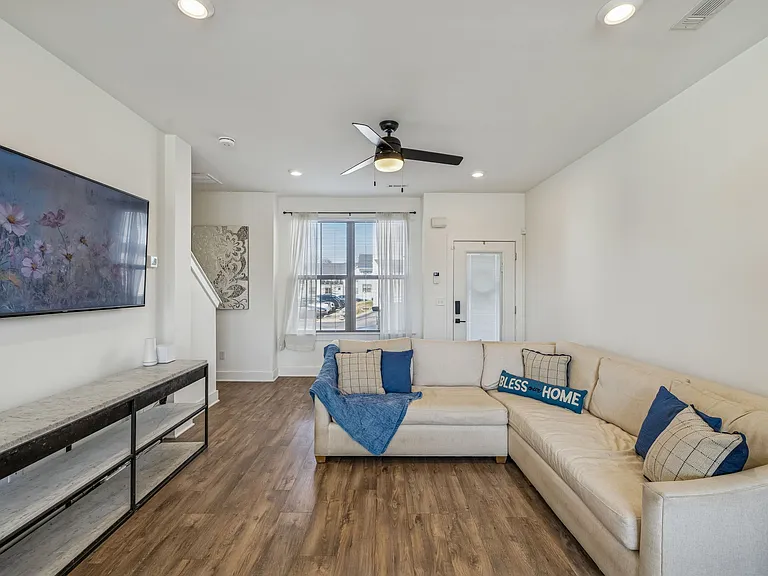 100 Thompson Ln #6 — Photo 15
